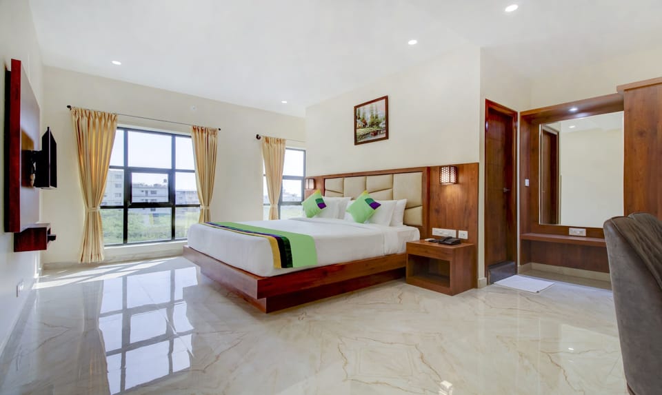 Deluxe Room | Desk, iron/ironing board, rollaway beds, free WiFi