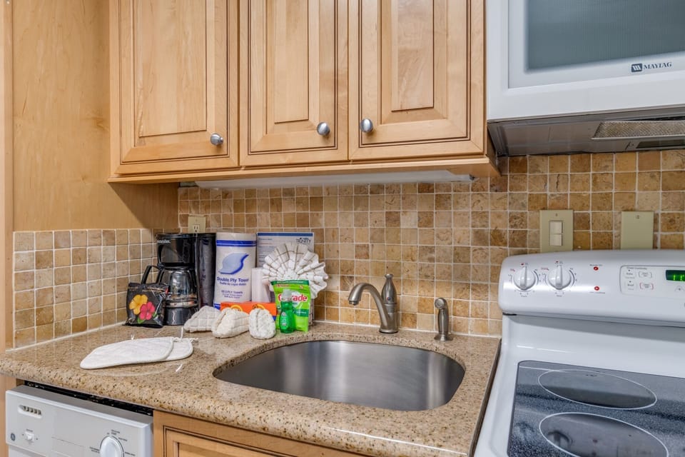 Studio | Private kitchen | Fridge, oven, coffee/tea maker, toaster