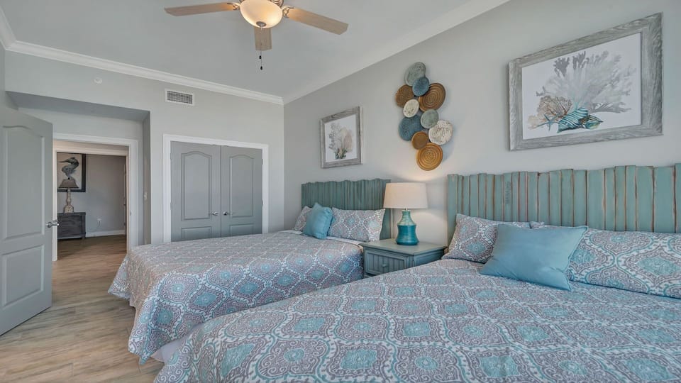 4th Bedroom
2 Queens