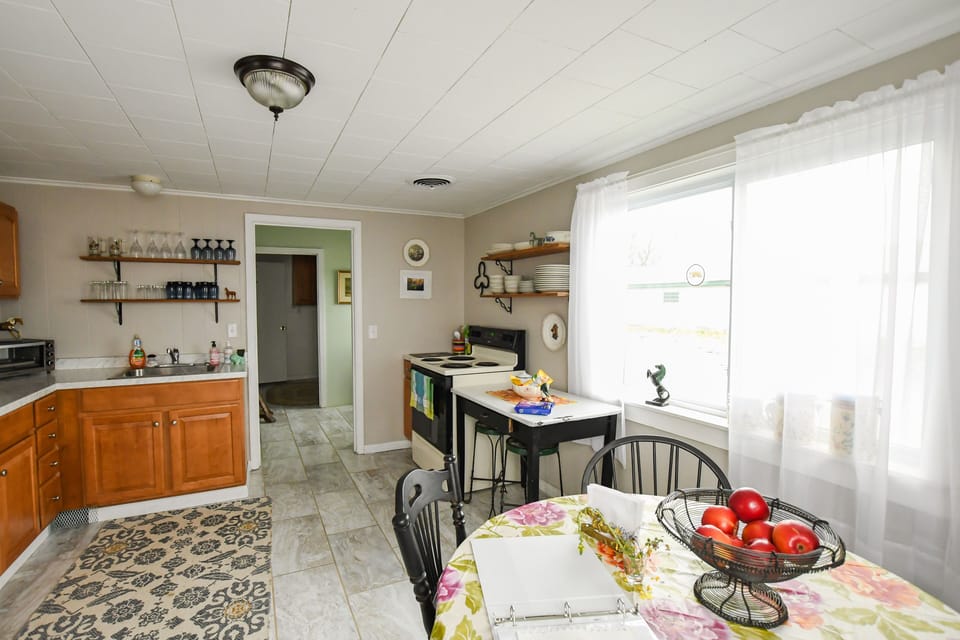 Eat-in full kitchen 