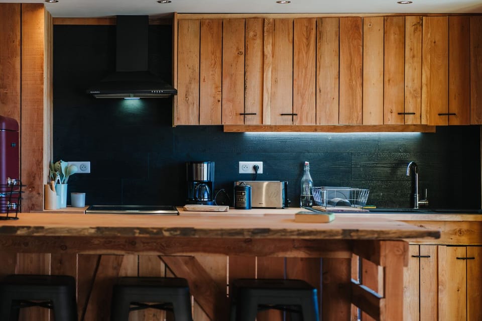 Deluxe Cottage, Ensuite, Mountain View | Shared kitchen