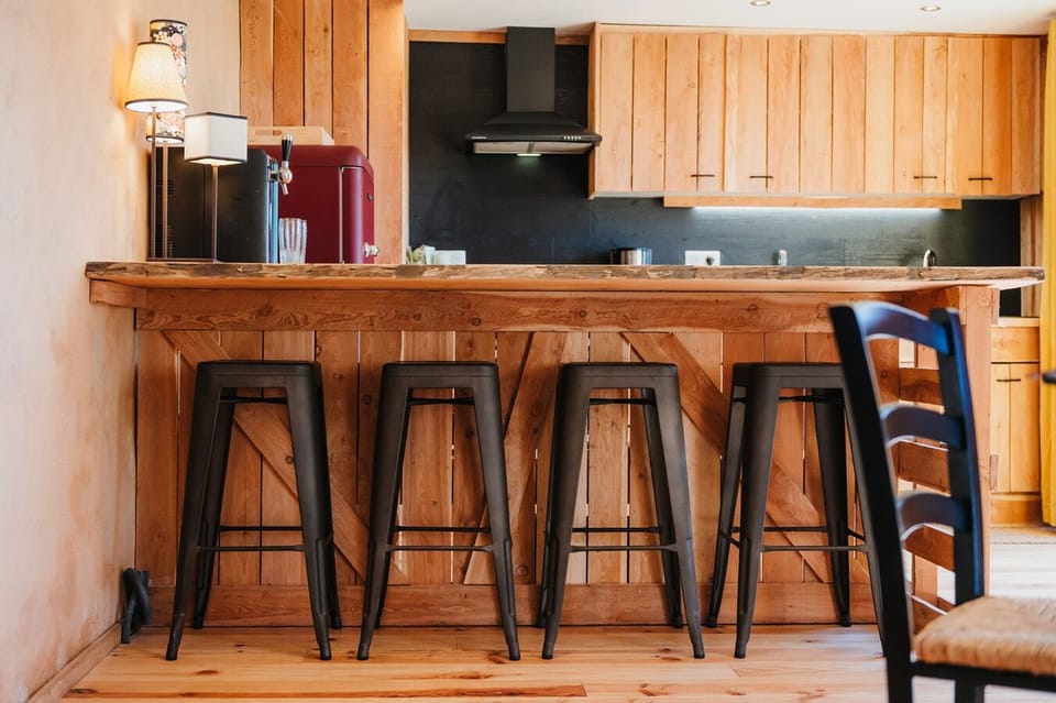 Deluxe Cottage, Ensuite, Mountain View | Bar (on property)