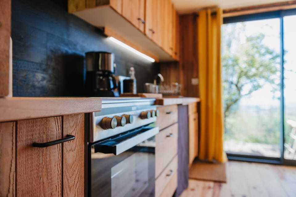Deluxe Cottage, Ensuite, Mountain View | Shared kitchen