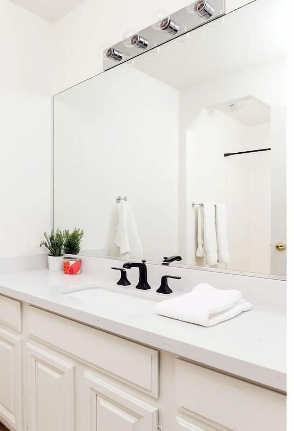 2nd bathroom with single vanity and shower/tub combo.