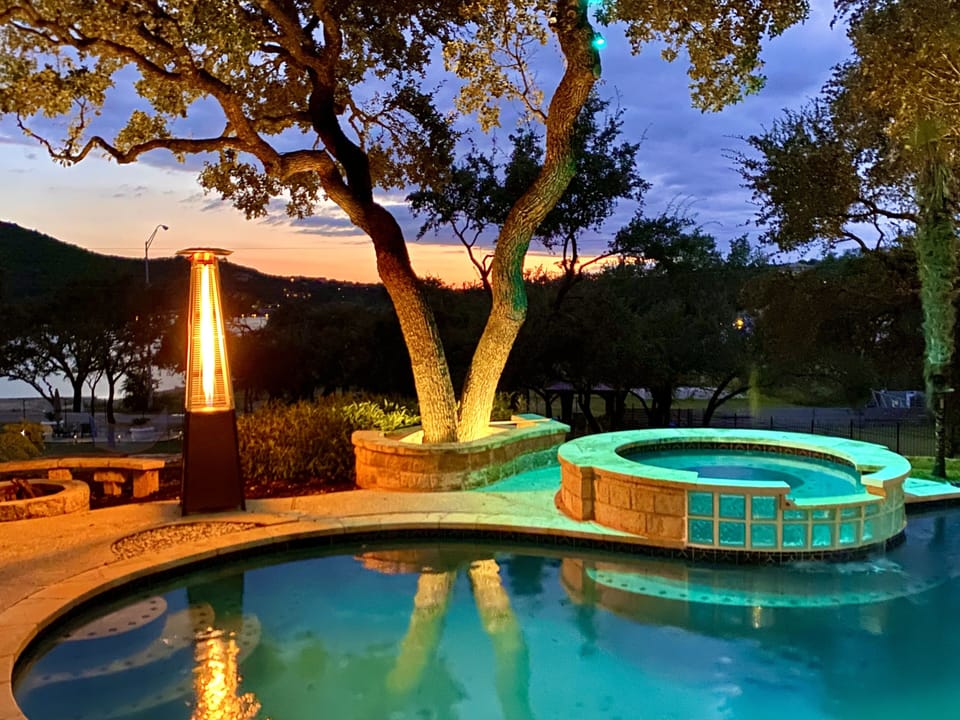 Private Heated Pool and Spas, Cozy All Year Round - Overlooking Lake Travis