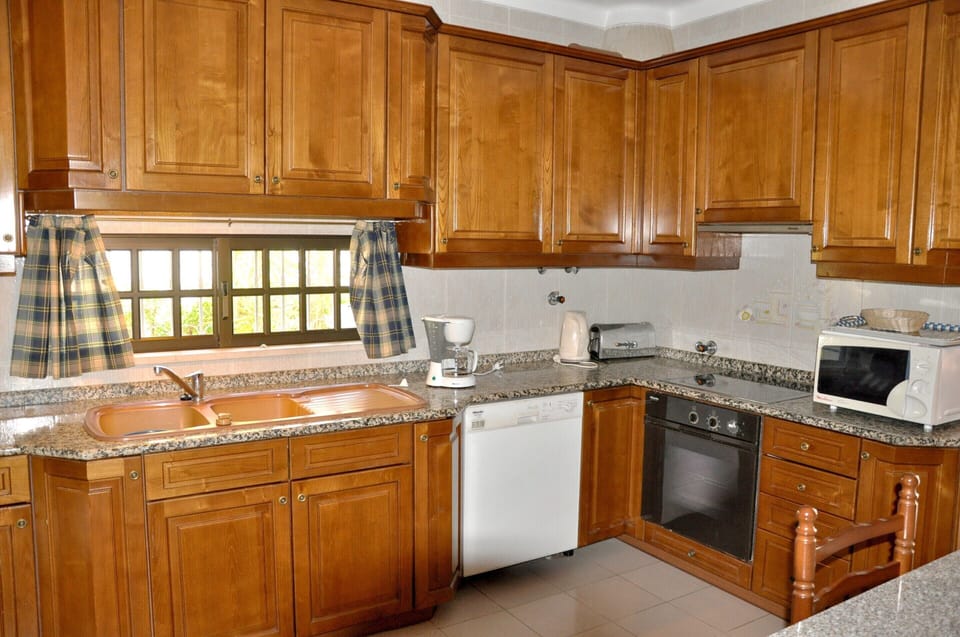 House | Private kitchen | Microwave, stovetop, coffee/tea maker