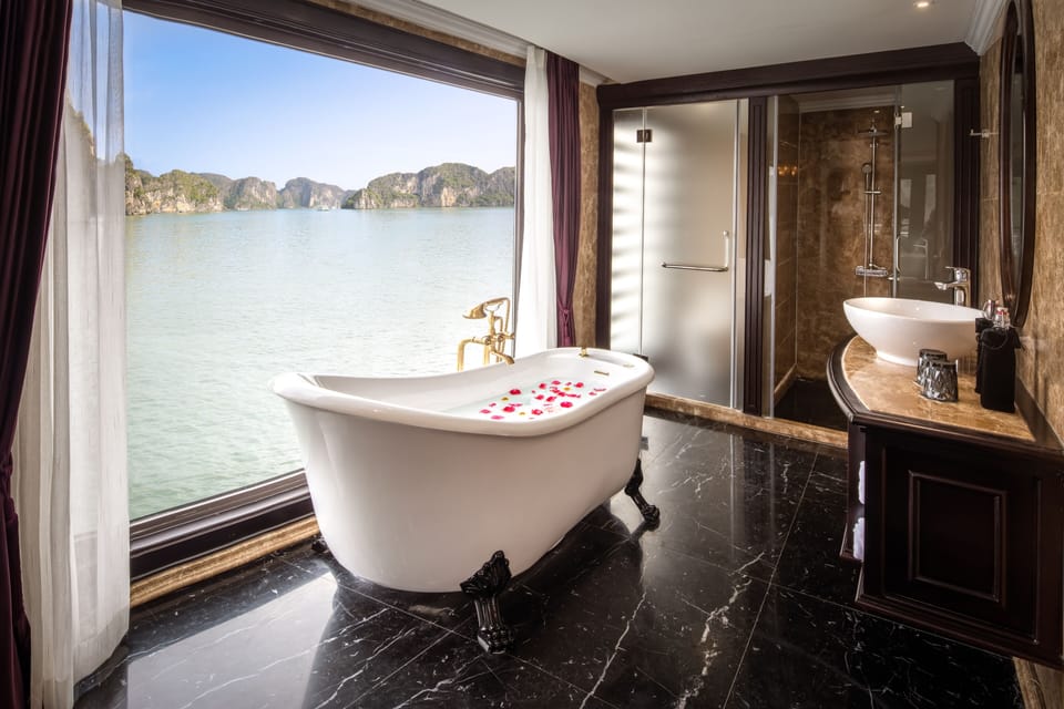 Presidential Suite | Bathroom | Shower, hydromassage showerhead, free toiletries, hair dryer