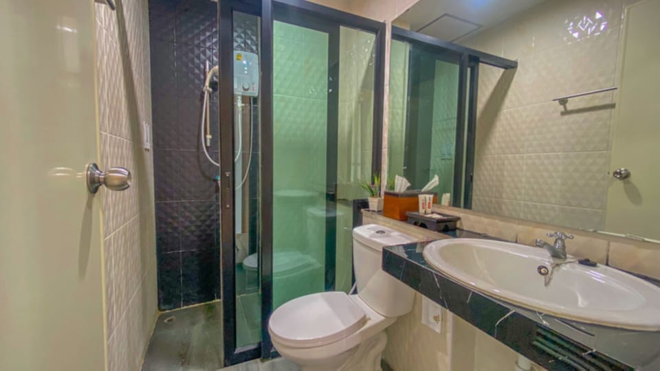 Deluxe Room | Bathroom | Shower, free toiletries, hair dryer, bidet