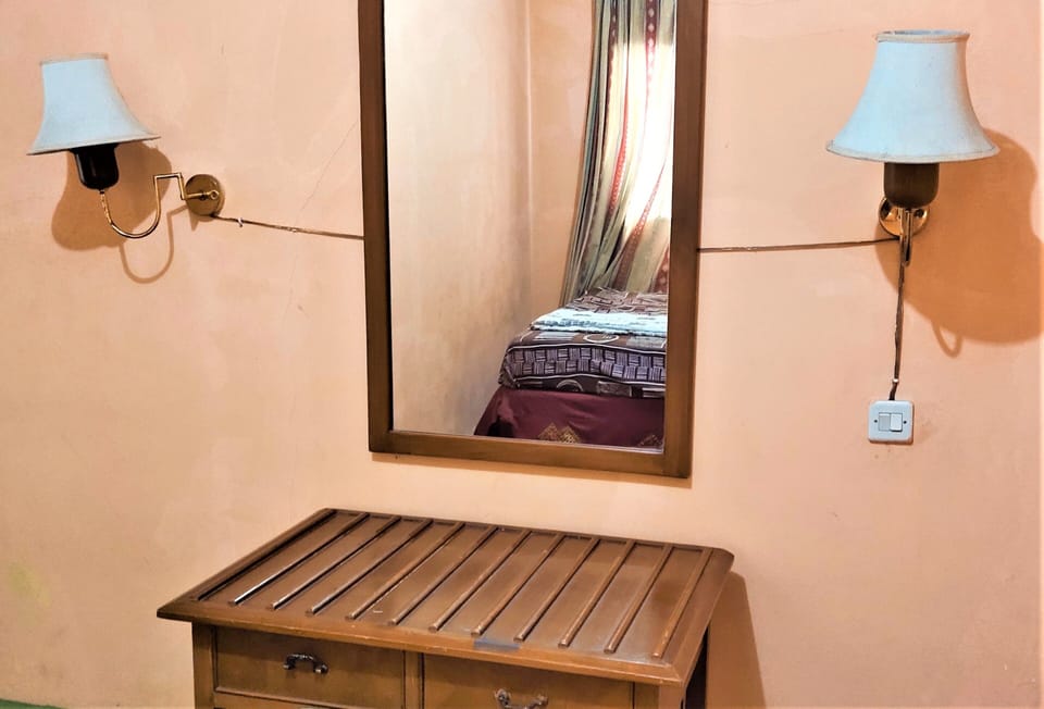 Standard Room | Desk