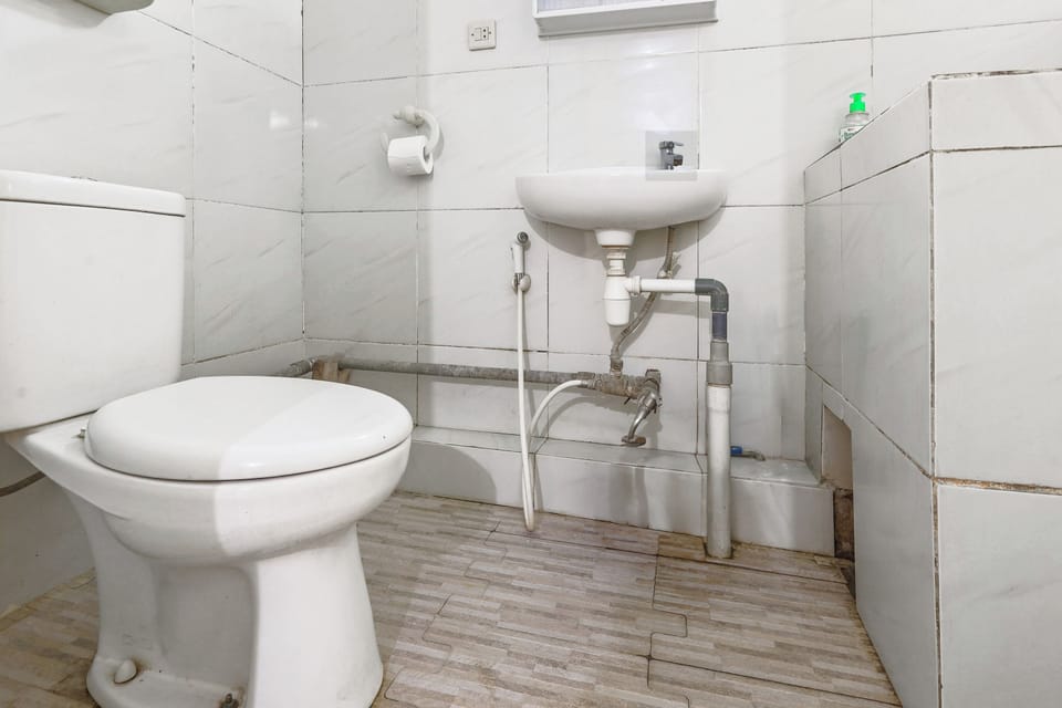 Standard Fan Room | Bathroom | Shower, bidet, towels