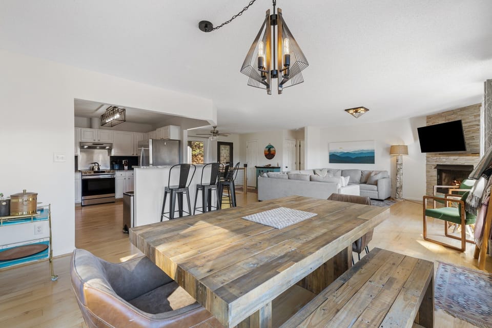 Open Floorplan and Luxury Furnishings
