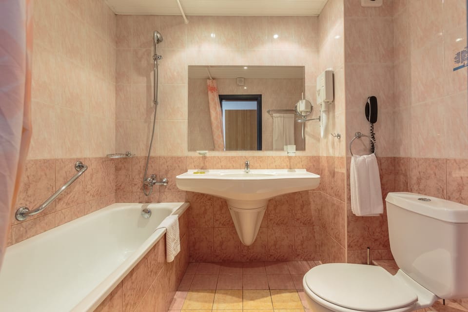 Standard Double or Twin Room | Bathroom | Towels