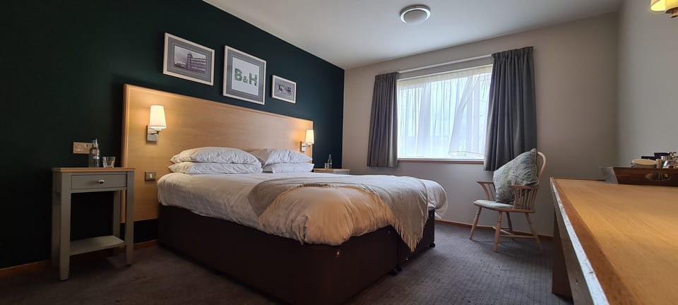 Classic Double or Twin Room | Desk, laptop workspace, iron/ironing board, free WiFi
