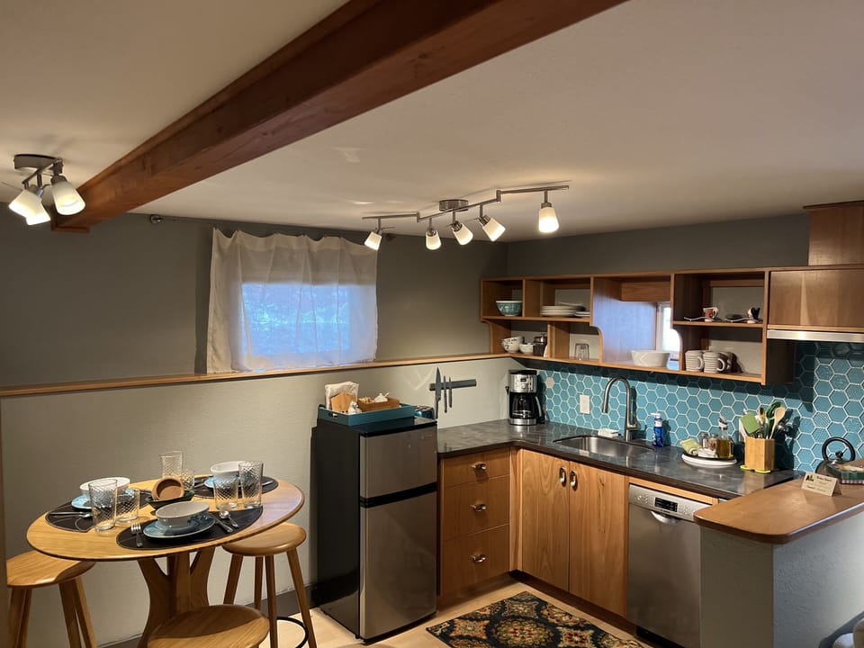 Mt. Eva Suite Kitchen / dining