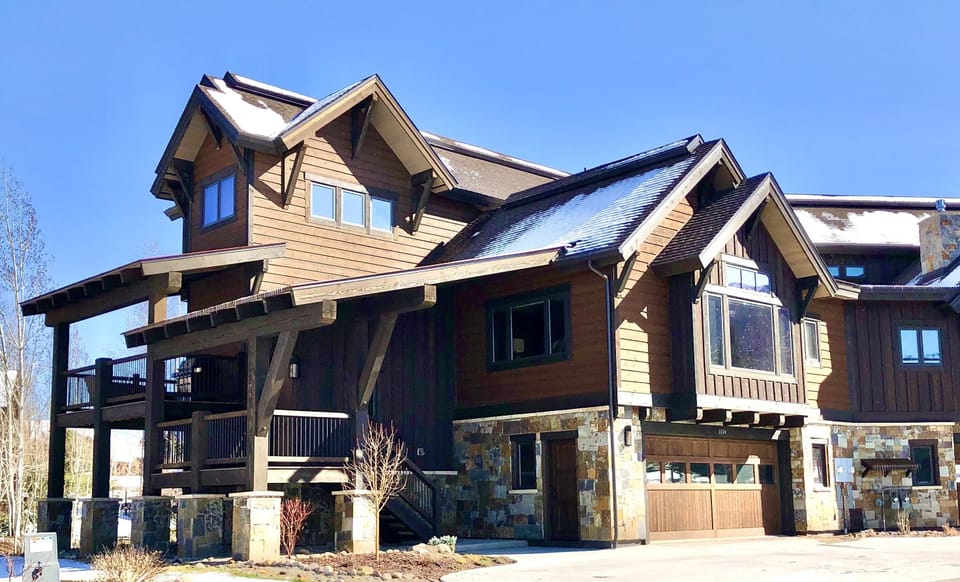 Spectacular mountain home with the finest furnishings,4 BD with private baths.