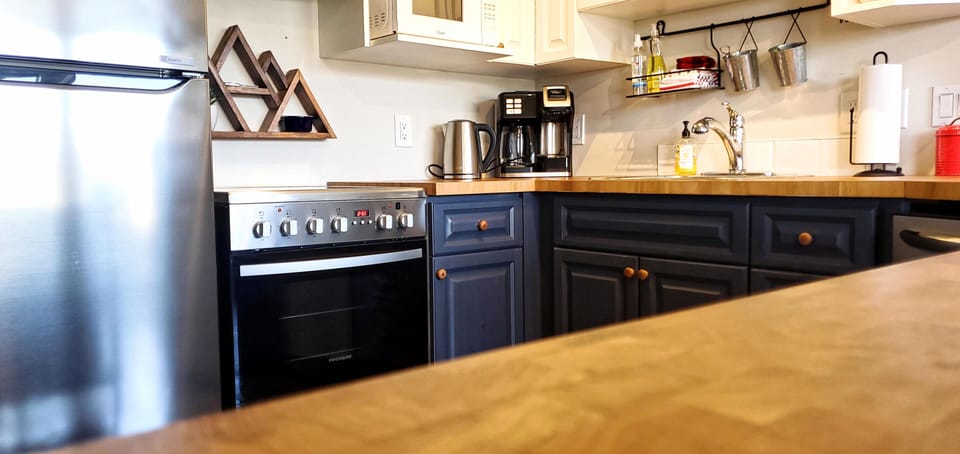 The kitchen has cookware, bakeware and all the cooking utensils you will need. 