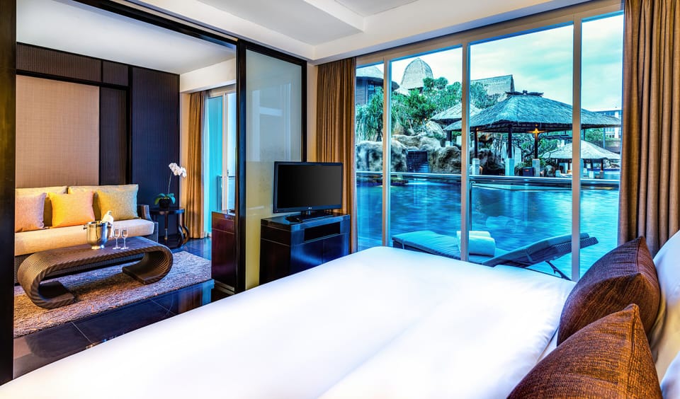 Deluxe Pool Access Suite | Premium bedding, down comforters, pillowtop beds, in-room safe