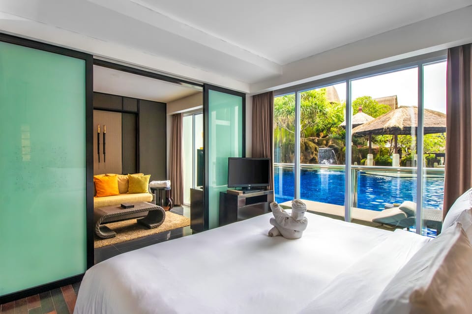 Deluxe Pool Access Suite | Premium bedding, down comforters, pillowtop beds, in-room safe