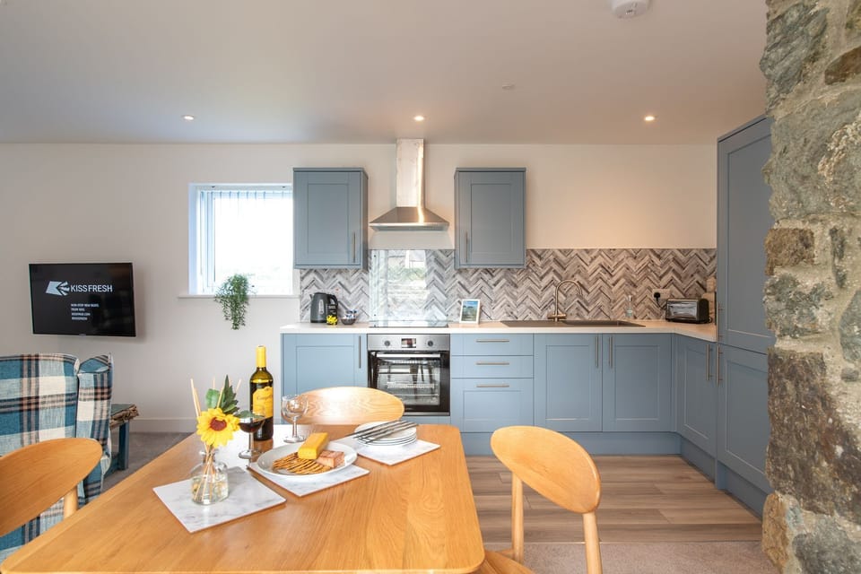 Hen Golchdy open plan