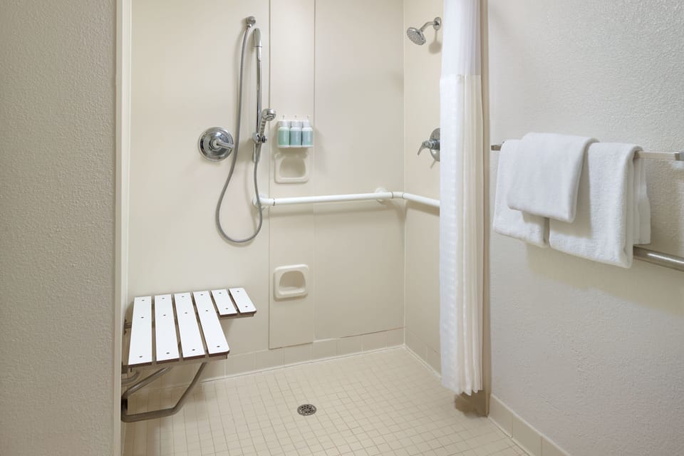 Combined shower/tub, free toiletries, hair dryer, towels
