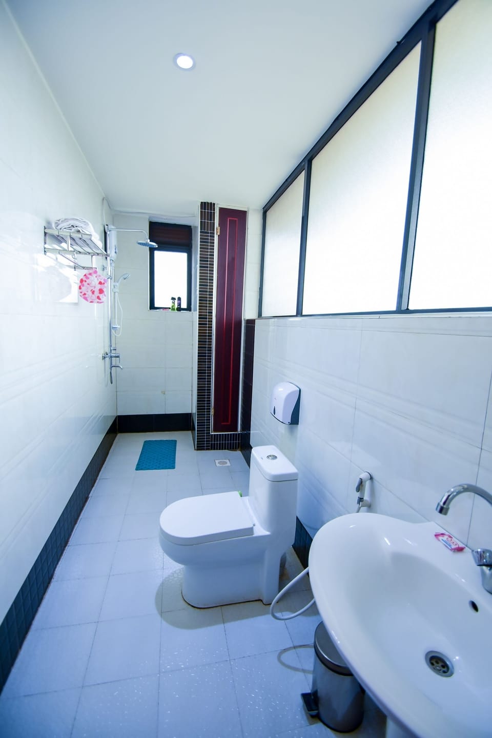Shower, rainfall showerhead, free toiletries, soap
