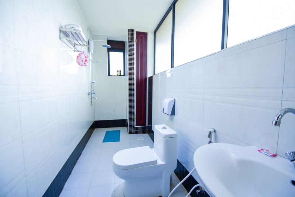 Shower, rainfall showerhead, free toiletries, soap