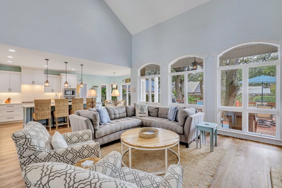 Living room with plenty of seating!