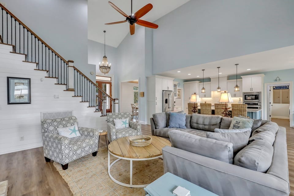 Living room with plenty of seating!