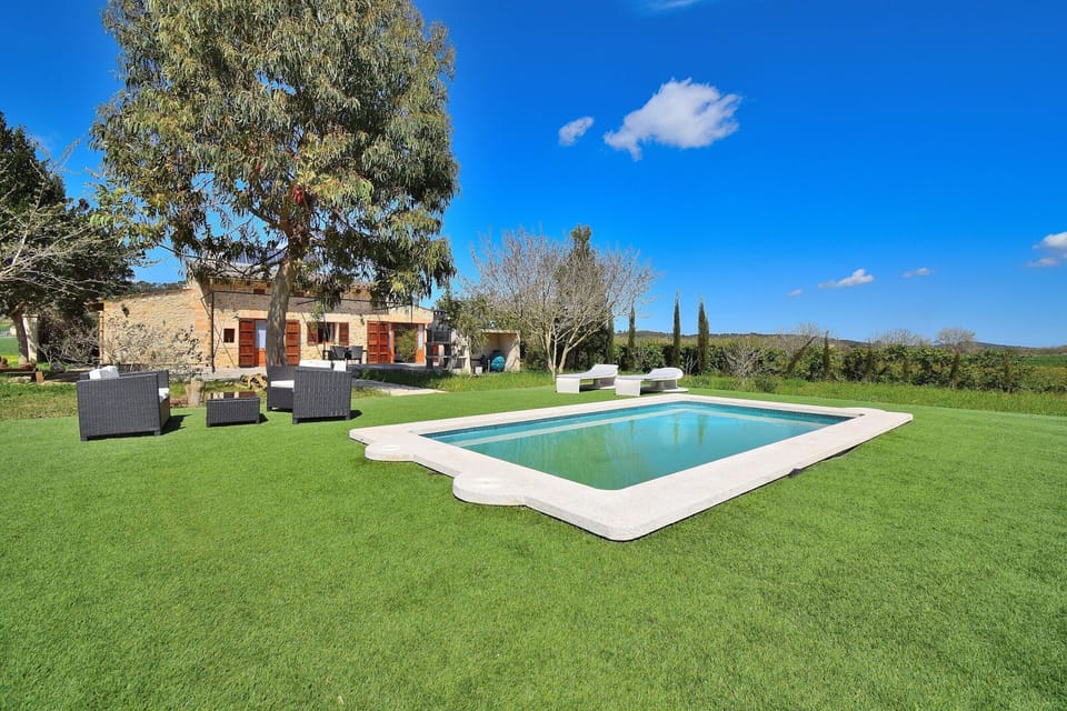 Finca for rent with pool and garden in Sineu