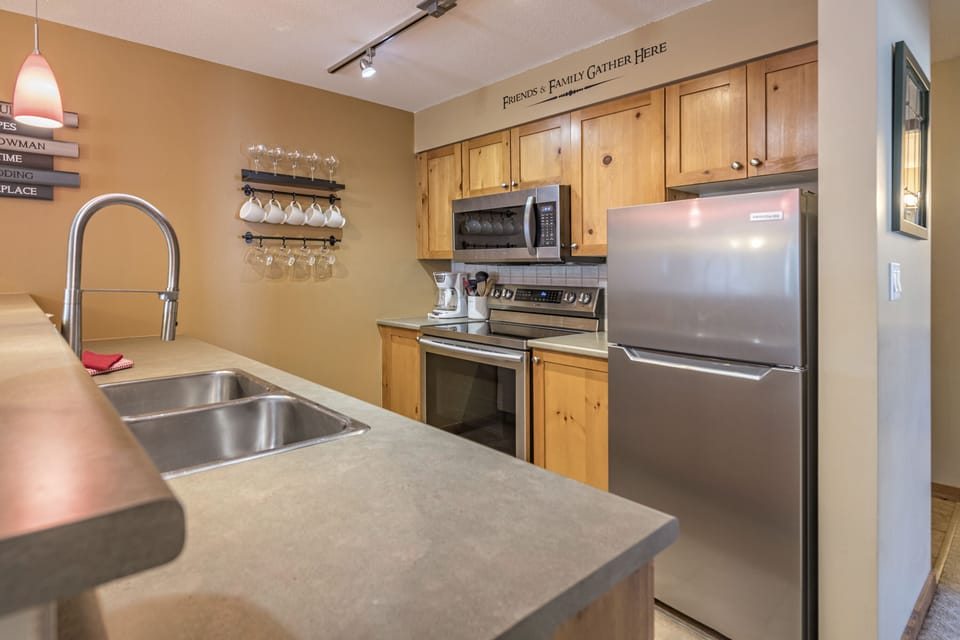 Bright and Open Kitchen for Easy Entertaining 