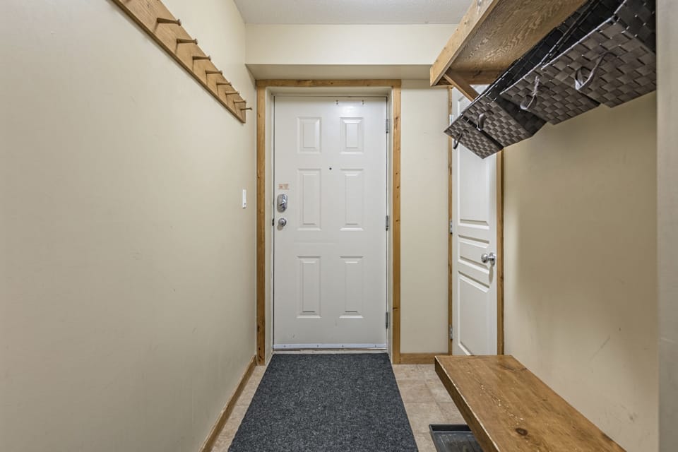 Large Entry Way with Plenty of Storage