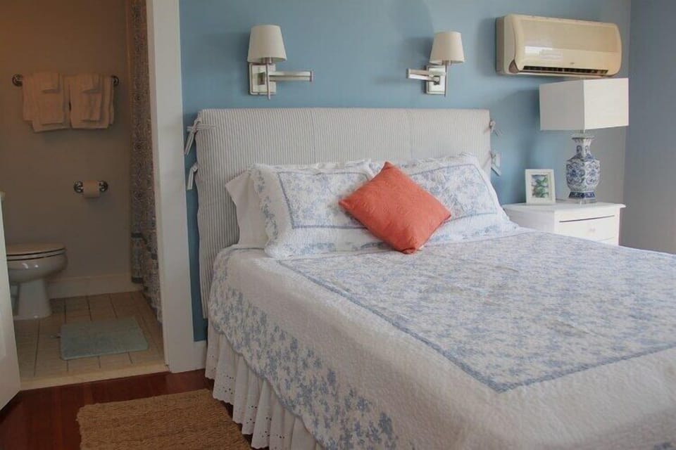 Queen Private Deck and Ocean View: 202 | Iron/ironing board, free WiFi