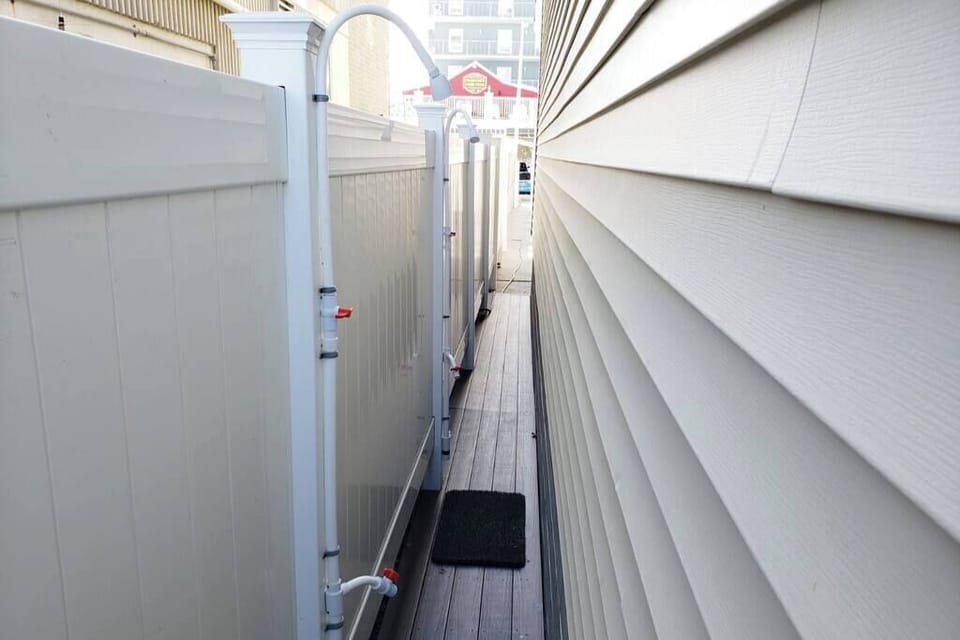 Outdoor rinsing station SHARED BY OTHER GUESTS
