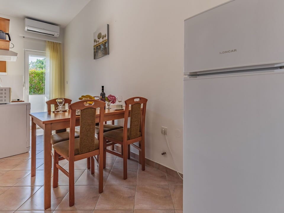 Table, Chair, Houseplant, Wood, Interior Design, Kitchen & Dining Room Table, Building, Paint, Flooring, Material Property