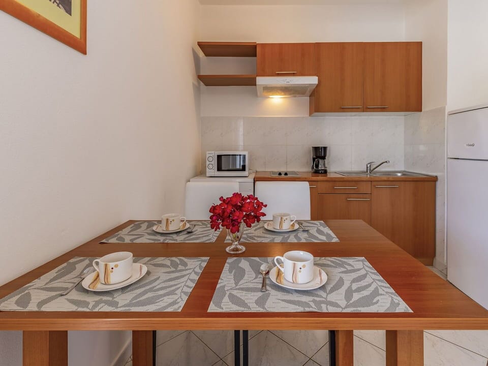 Cabinetry, Property, Furniture, Table, Tableware, Countertop, Wood, Interior Design, Kitchen Appliance, Chair
