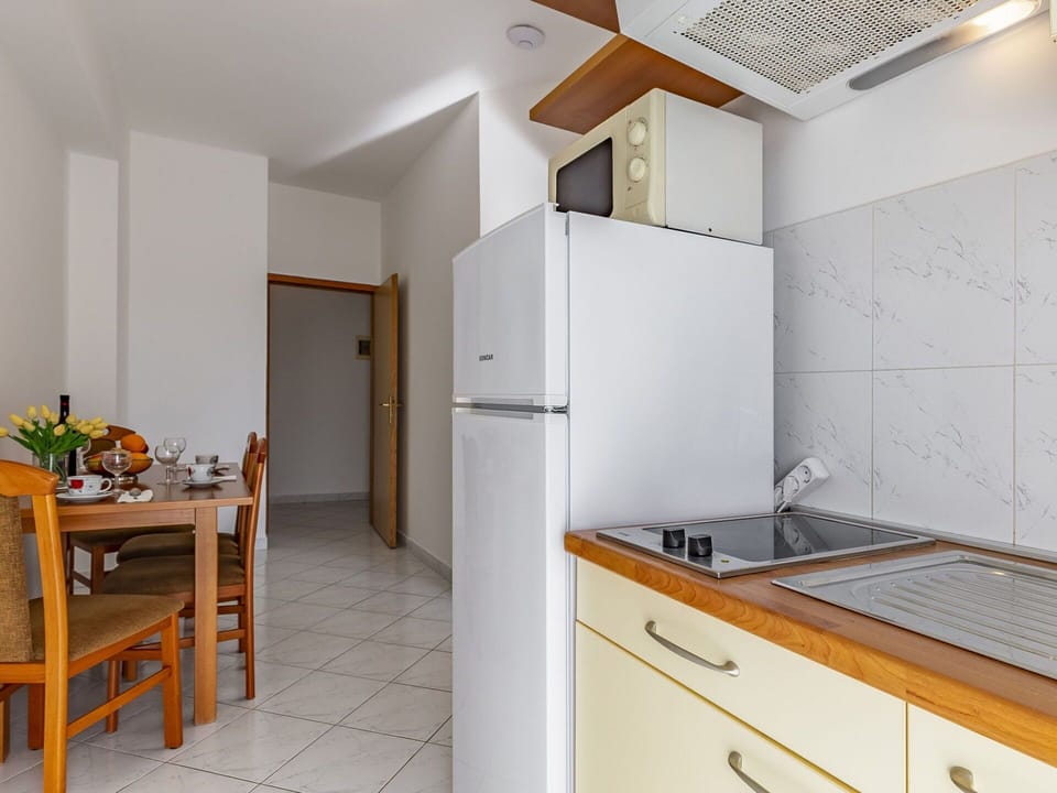 Furniture, Cabinetry, Property, Building, Kitchen Sink, Countertop, Wood, Table, Sink