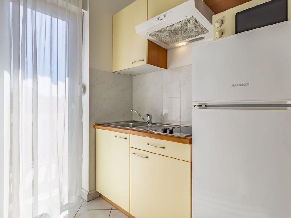 Cabinetry, Building, Countertop, Sink, Tap, Kitchen, Kitchen Appliance, Interior Design, House, Wood
