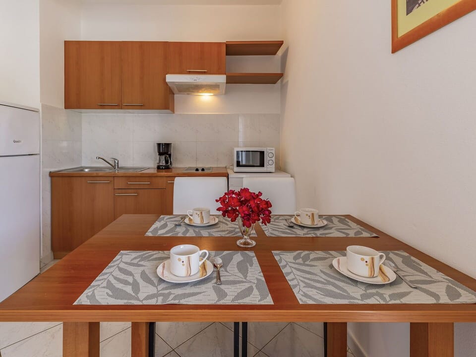 Cabinetry, Table, Furniture, Property, Countertop, Tableware, Wood, Interior Design, Architecture, Flooring