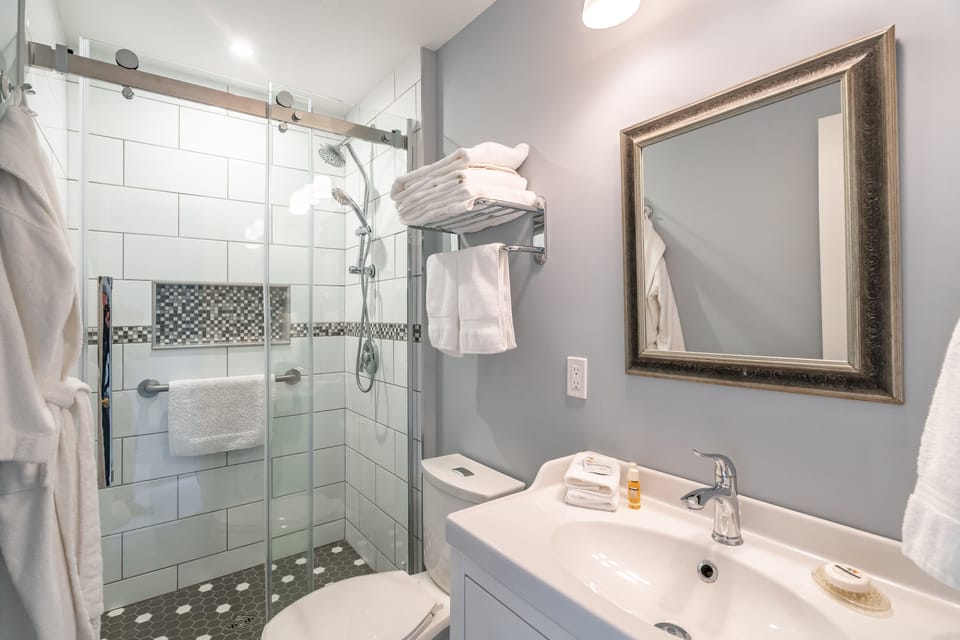 Superior Double Room, 1 Queen Bed, Ensuite | Bathroom | Shower, designer toiletries, hair dryer, towels