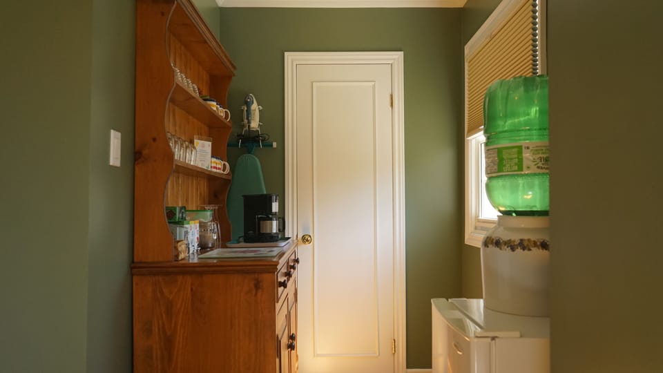 Coffee/tea maker, electric kettle, cookware/dishes/utensils
