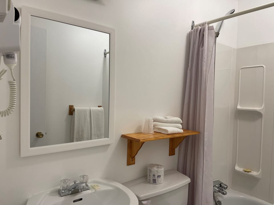 Standard Room, 1 Queen Bed | WiFi (free)