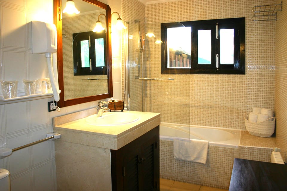 Double or Twin Room, Lanai, Garden View | Bathroom | Bathtub, deep soaking tub, free toiletries, hair dryer