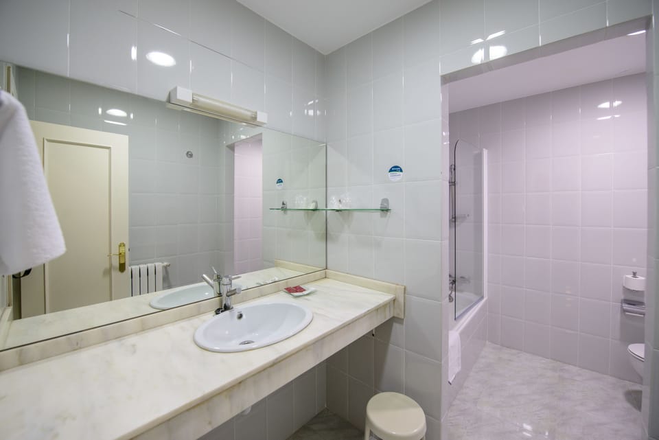 Triple Room | Bathroom | Deep soaking tub, free toiletries, hair dryer, bidet