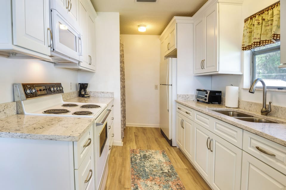 Kitchen | Well-Equipped | Cooking Basics | Crockpot | Toaster Oven