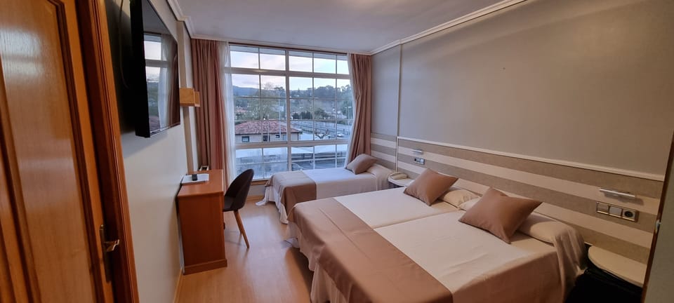 Triple Room | Minibar, in-room safe, desk, blackout drapes