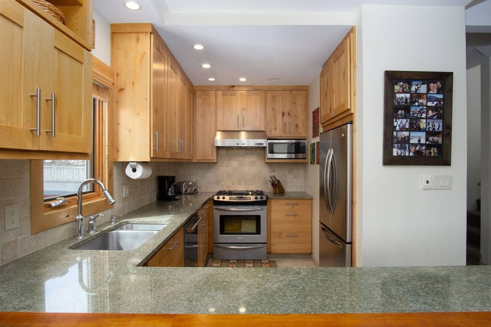 Full kitchen