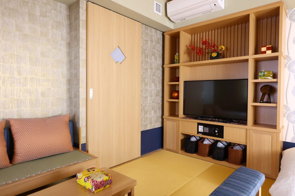 Down comforters, in-room safe, desk, soundproofing