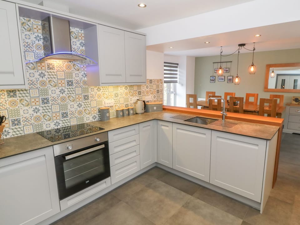 Cottage | Private kitchen | Fridge, microwave, dishwasher, cookware/dishes/utensils