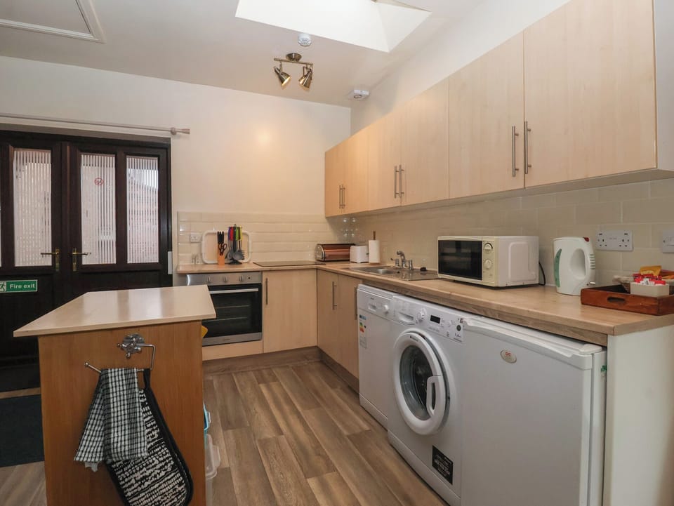 Cottage | Private kitchen | Fridge, dishwasher, electric kettle, toaster