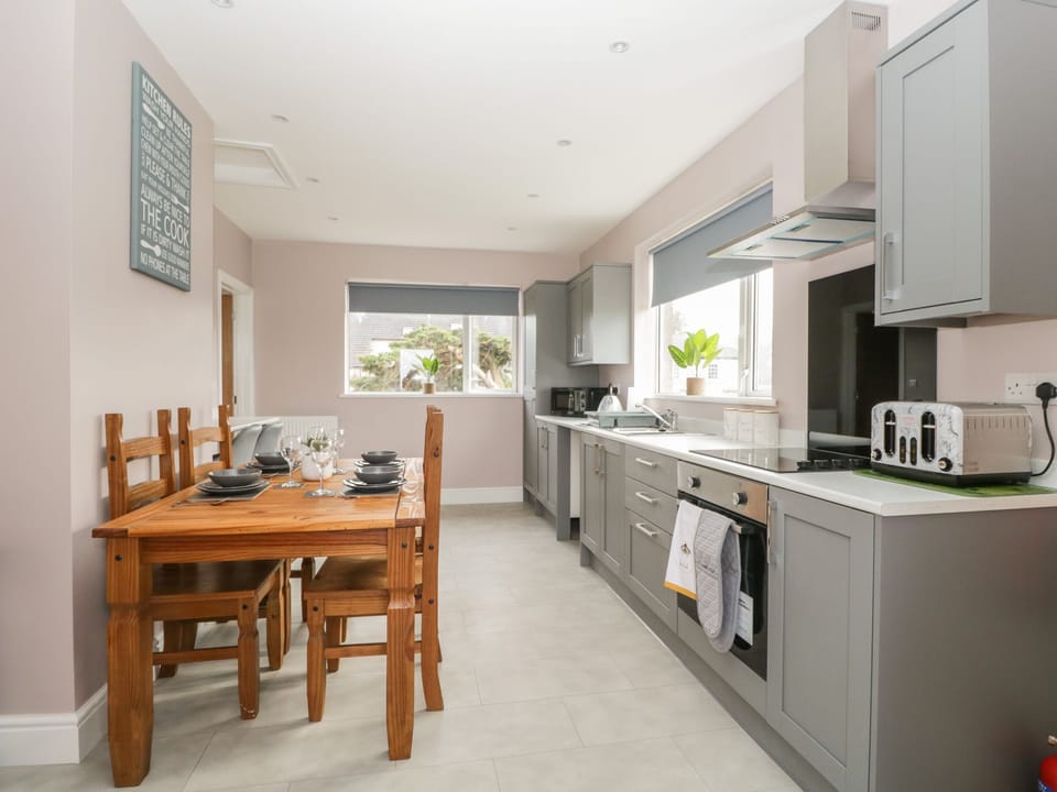 Cottage | Private kitchen | Fridge, electric kettle, toaster, cookware/dishes/utensils